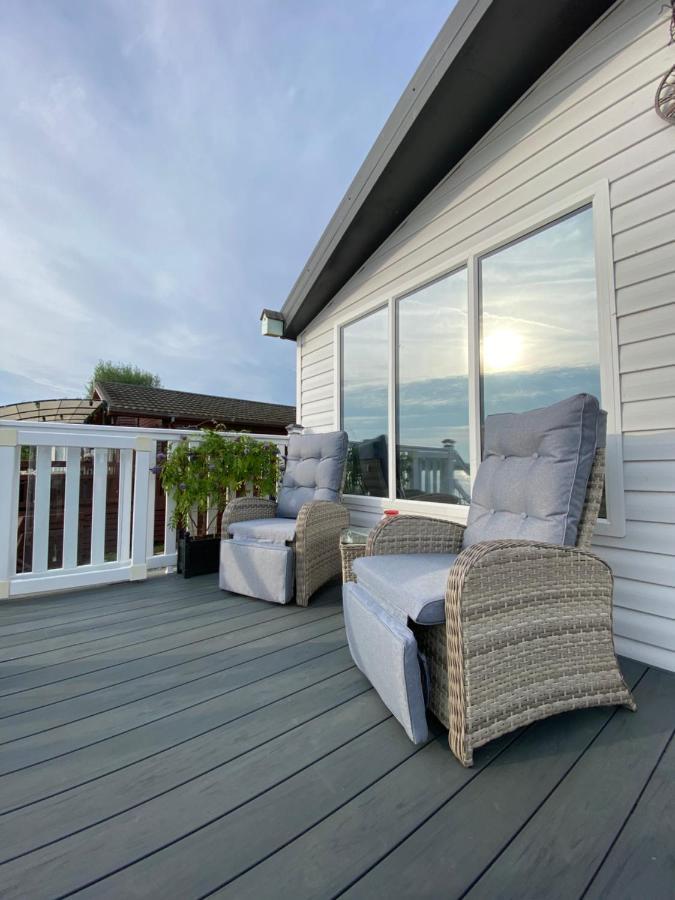 Lodge On The Lake At Lakeside Holiday Park Chichester Exterior photo