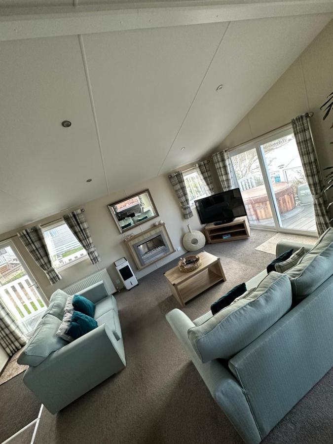 Lodge On The Lake At Lakeside Holiday Park Chichester Exterior photo
